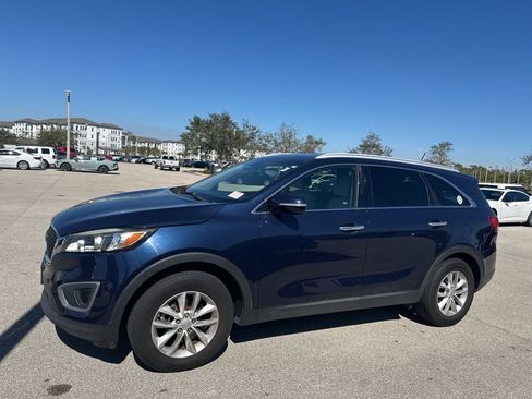 Used 2017 Kia Sorento LX image 5