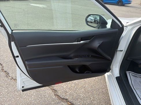 Used 2023 Toyota Camry SE image 9