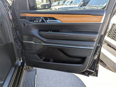 Used 2022 Jeep Grand Wagoneer Series III image 40