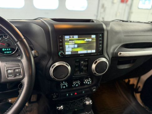 Used 2015 Jeep Wrangler Unlimited Sahara w/ Dual Top Group AWD/4WD image 18
