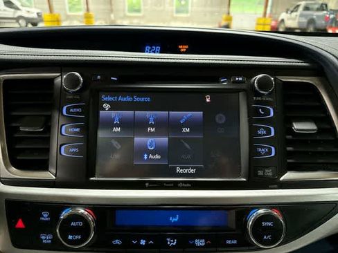 Used 2019 Toyota Highlander XLE AWD/4WD image 21