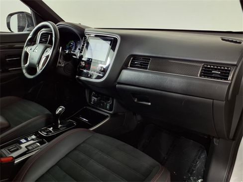 Used 2022 Mitsubishi Outlander LE image 7