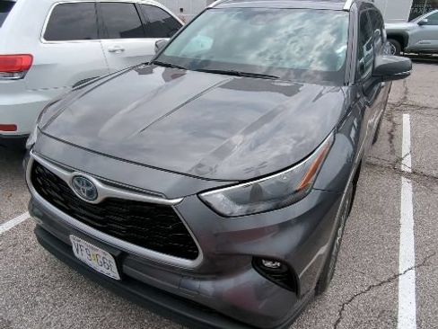 Used 2022 Toyota Highlander XLE AWD/4WD image 7