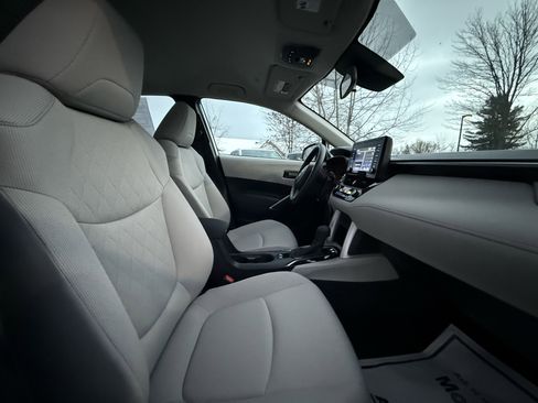 Used 2022 Toyota Corolla Cross L image 32
