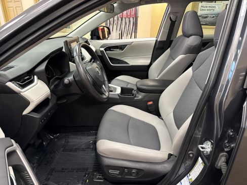 Used 2022 Toyota RAV4 XLE w/ Convenience Package image 7