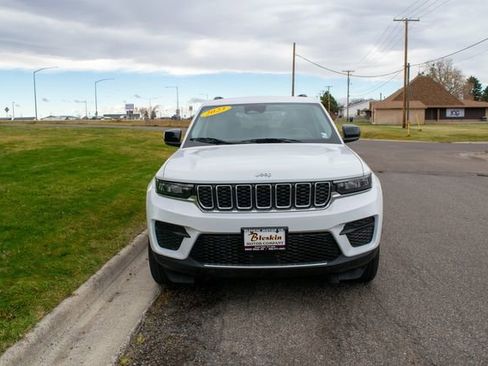 Used 2023 Jeep Grand Cherokee Laredo image 2