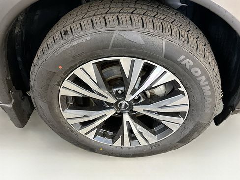 Used 2023 Nissan Rogue SV w/ SV Premium Package image 11