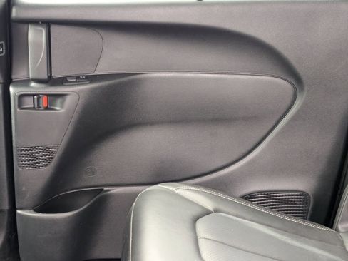 Used 2025 Chrysler Pacifica Select image 22