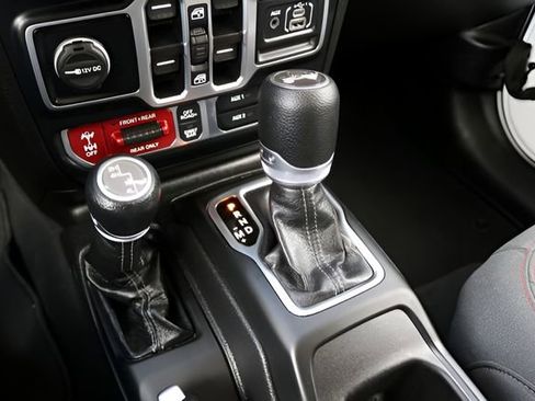 Used 2025 Jeep Wrangler Unlimited Rubicon image 22