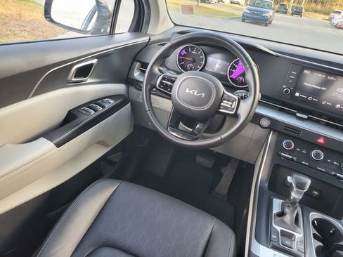 Used 2024 Kia Carnival LX image 8