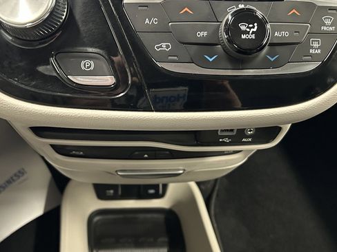 Used 2019 Chrysler Pacifica Touring-L Plus w/ Tire & Wheel Group image 33