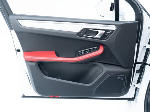 Certified 2025 Porsche Macan image 21