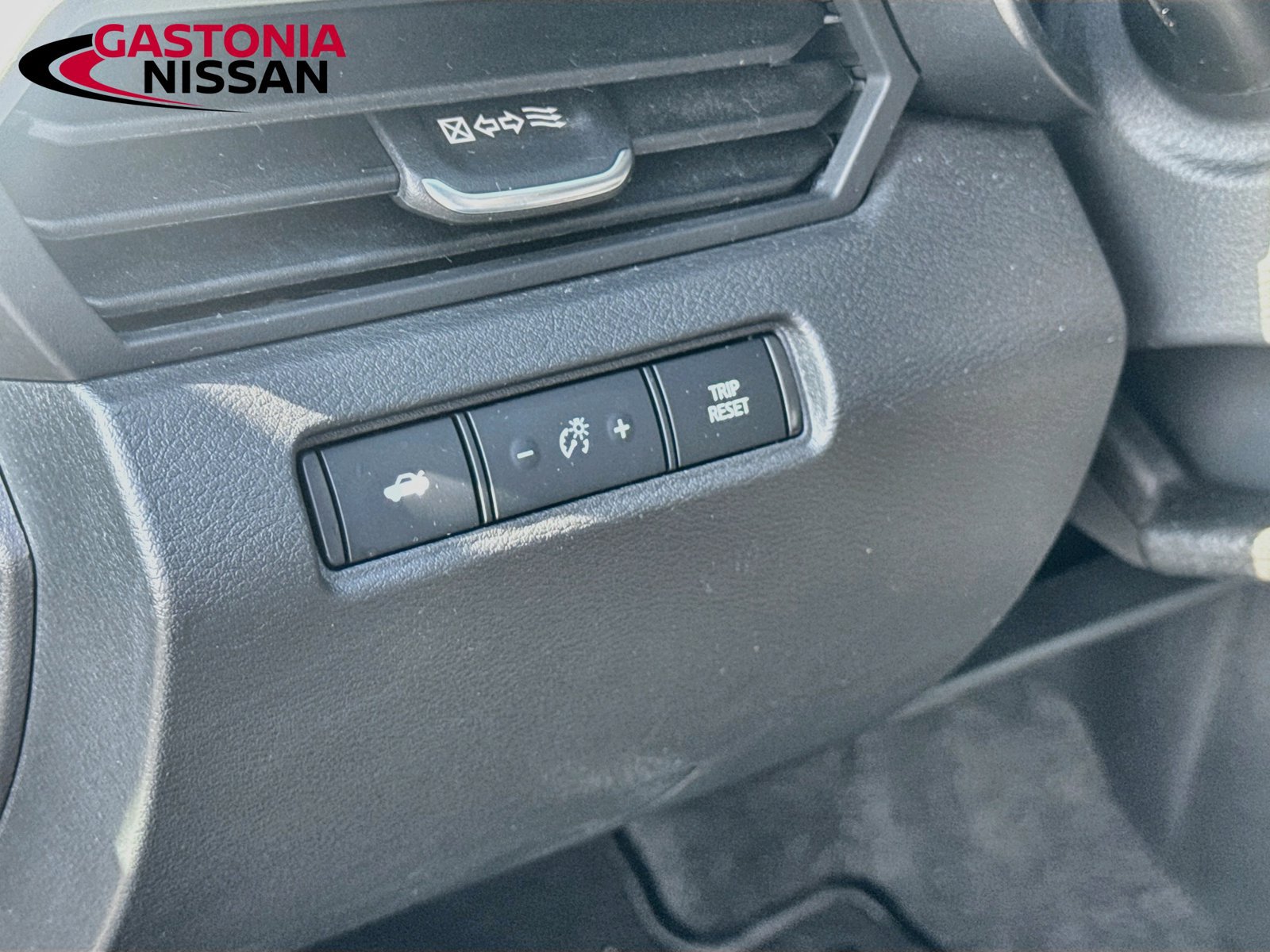 Used 2025 Nissan Altima 2.5 SV FWD image 13