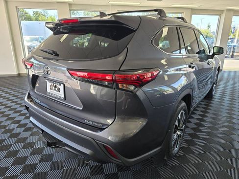 Used 2022 Toyota Highlander XLE AWD/4WD image 3