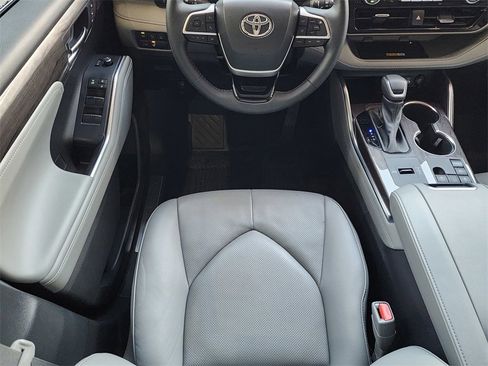 Used 2023 Toyota Highlander Limited image 11