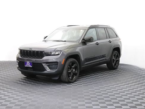 Used 2022 Jeep Grand Cherokee Altitude AWD/4WD image 5
