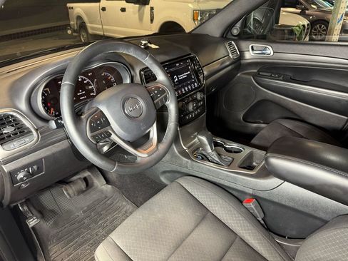 Used 2019 Jeep Grand Cherokee Laredo w/ 18" Wheel & 8.4" Radio Group AWD/4WD image 11