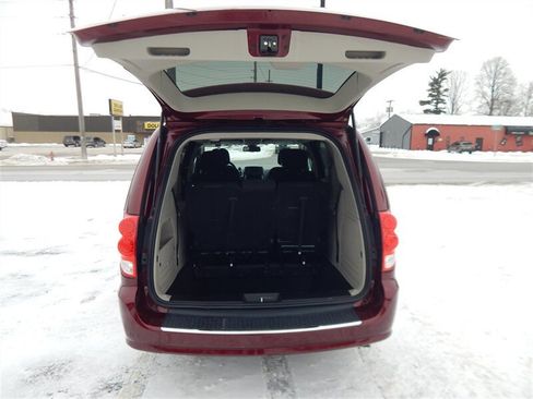 Used 2018 Dodge Grand Caravan SE w/ UConnect Hands-Free Group image 9