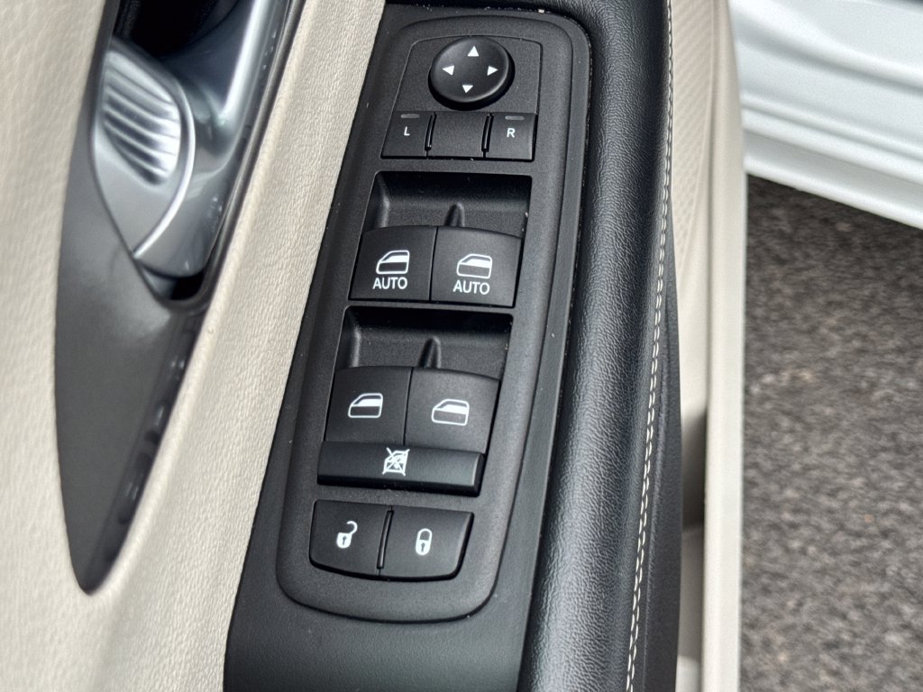 Used 2023 Chrysler Pacifica Touring-L FWD image 30
