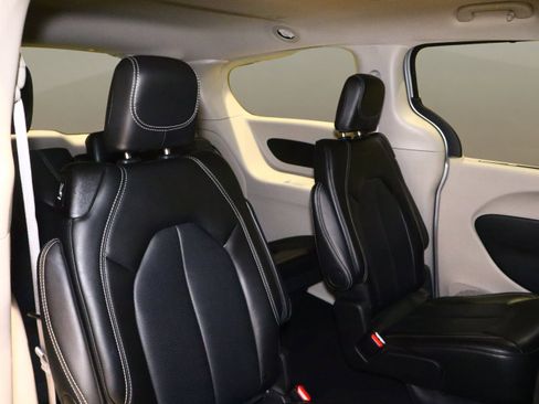 Used 2024 Chrysler Pacifica Touring-L image 20