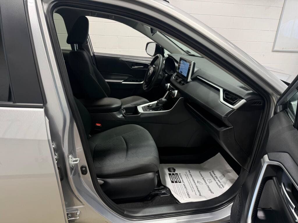 Used 2025 Toyota RAV4 XLE AWD/4WD image 11