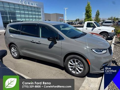 Used 2024 Chrysler Pacifica Touring-L AWD/4WD image 10