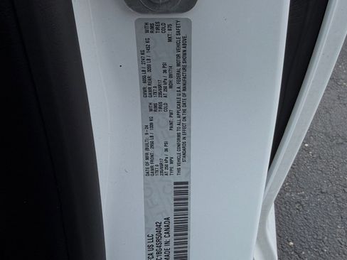 Used 2025 Chrysler Pacifica Select image 28