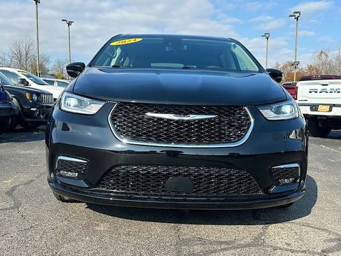 Used 2024 Chrysler Pacifica Touring-L FWD image 2