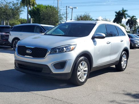 Used 2018 Kia Sorento LX image 3