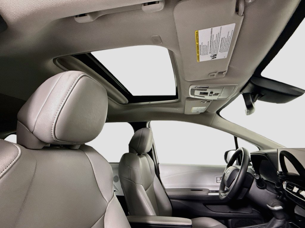 Used 2026 Toyota Sienna XLE FWD image 18