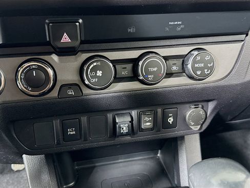 Used 2019 Toyota Tacoma TRD Sport w/ Exterior Package image 17