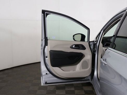 Used 2024 Chrysler Pacifica Touring-L image 18