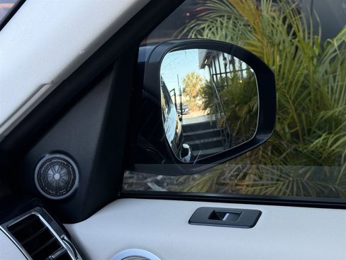 Used 2018 Land Rover Discovery HSE image 36