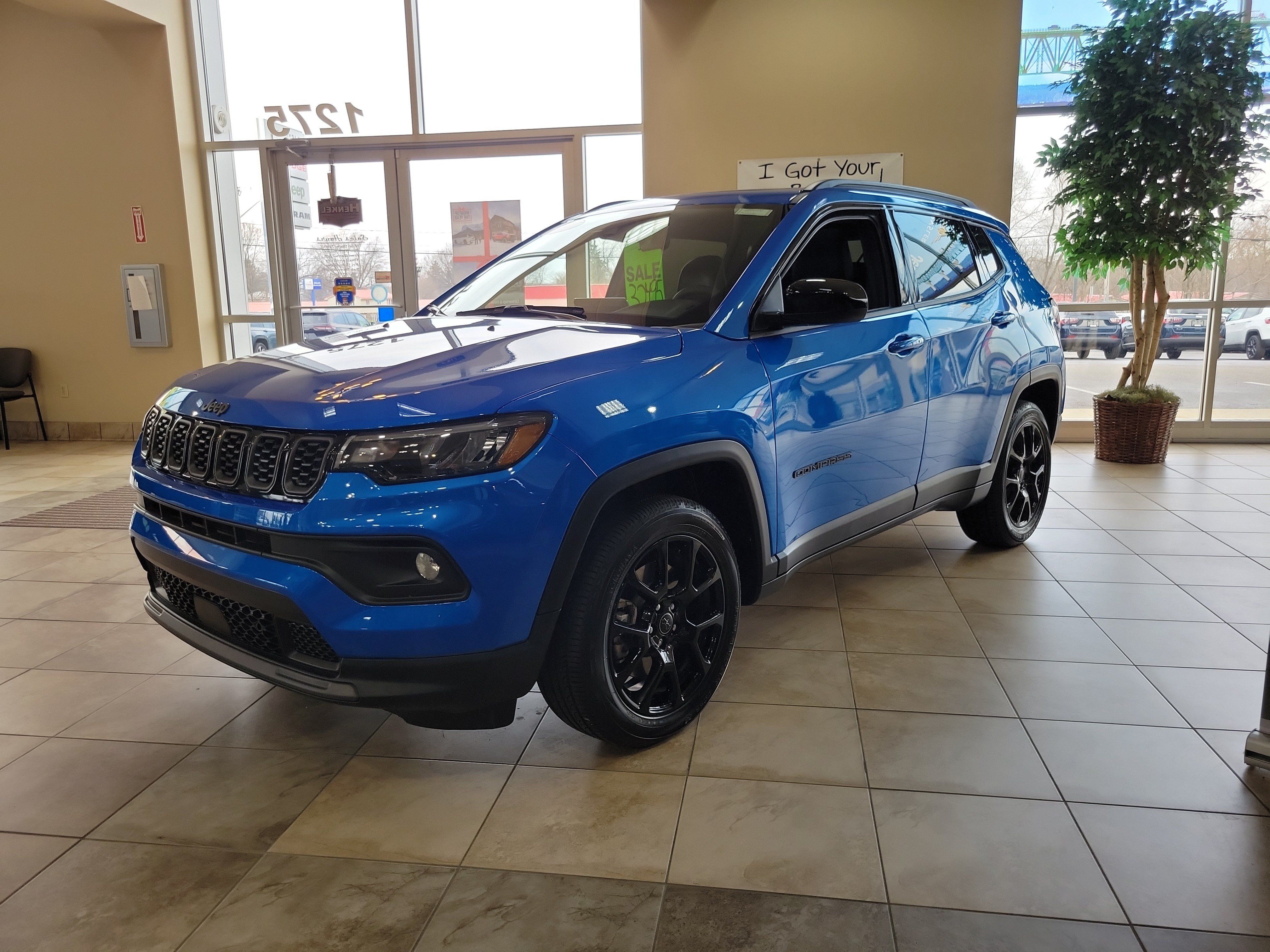 Used 2025 Jeep Compass Latitude w/ Sun & Sound Group AWD/4WD image 2