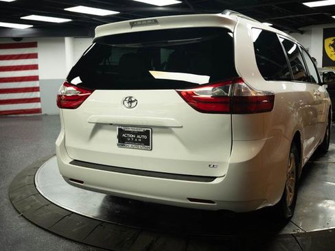 Used 2017 Toyota Sienna LE w/ Preferred Accessory Package FWD image 6