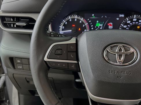 Used 2023 Toyota Highlander XLE image 19