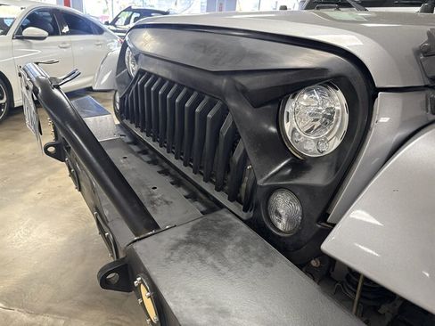 Used 2018 Jeep Wrangler Unlimited Sahara AWD/4WD image 16