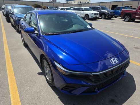 Used 2024 Hyundai Elantra SE FWD image 4