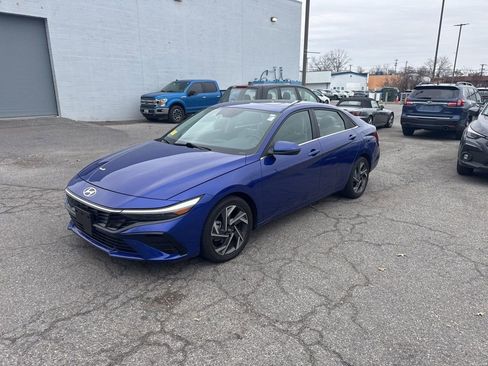 Used 2024 Hyundai Elantra Limited image 3