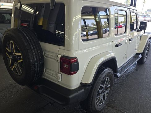 Used 2024 Jeep Wrangler Unlimited Sahara w/ Technology Group AWD/4WD image 4