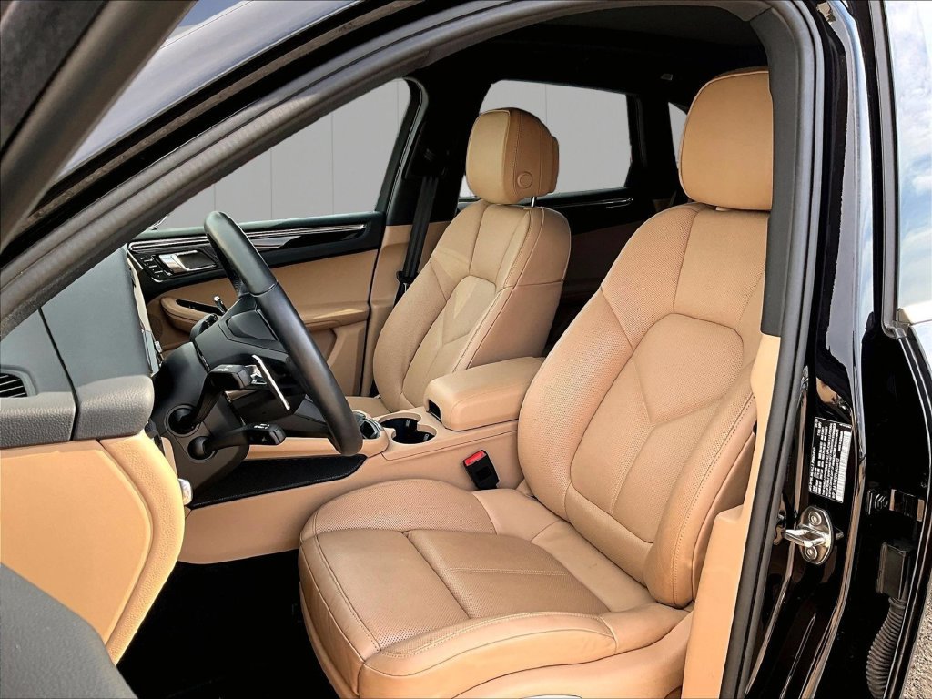 Certified 2026 Porsche Macan AWD/4WD image 5