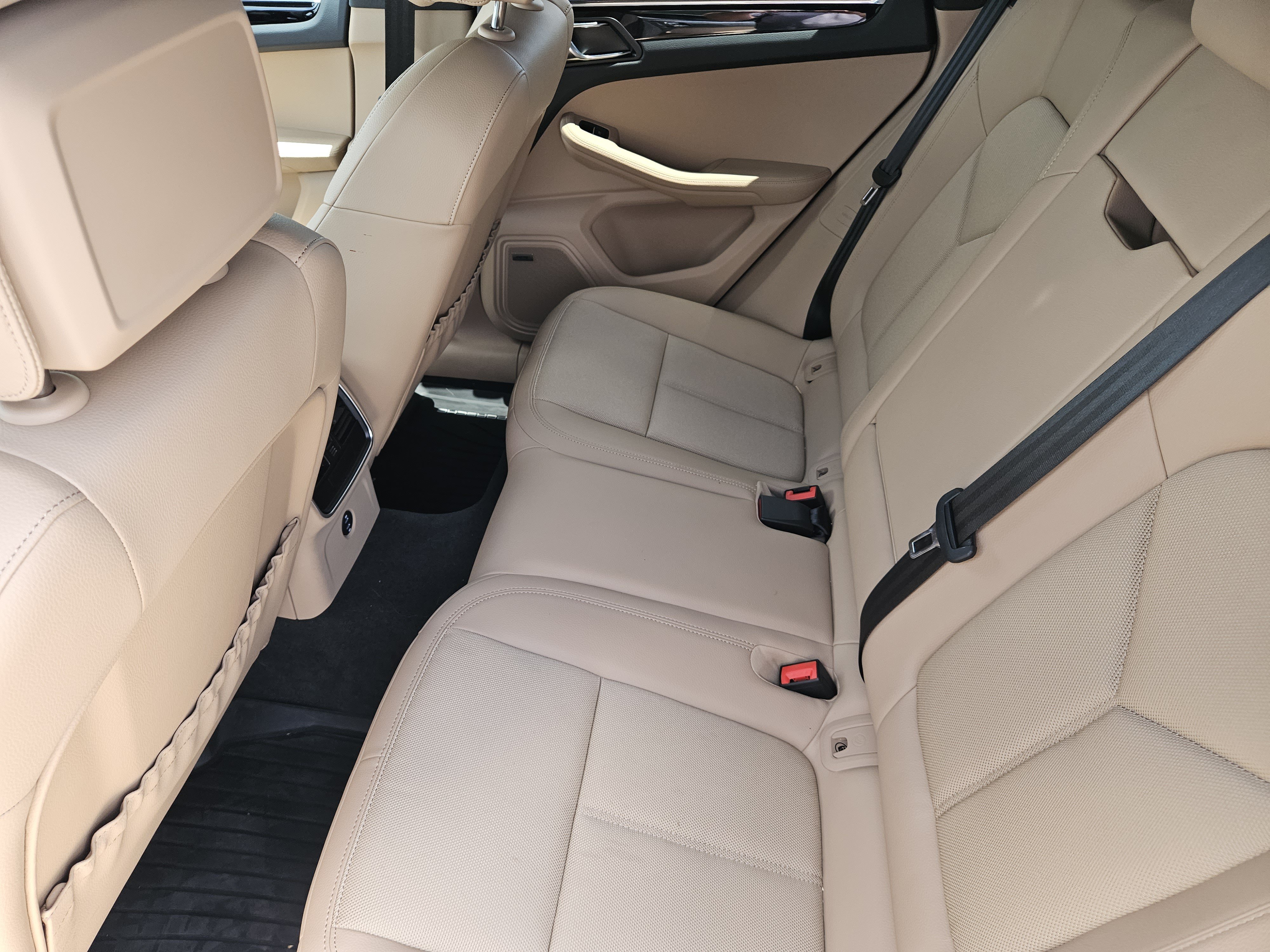 Certified 2026 Porsche Macan AWD/4WD image 29