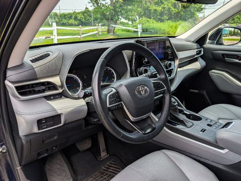 Used 2023 Toyota Highlander XLE AWD/4WD image 21