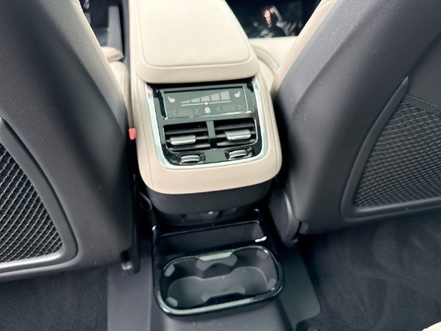 Certified 2025 Volvo XC90 B6 Ultra AWD/4WD image 27