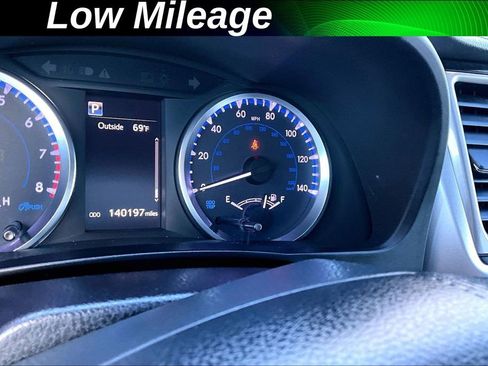 Used 2019 Toyota Highlander LE image 2