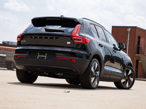 Certified 2024 Volvo XC40 Recharge Core RWD image 6