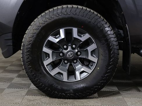 Used 2018 Toyota Tacoma SR w/ SR Convenience Package RWD image 18