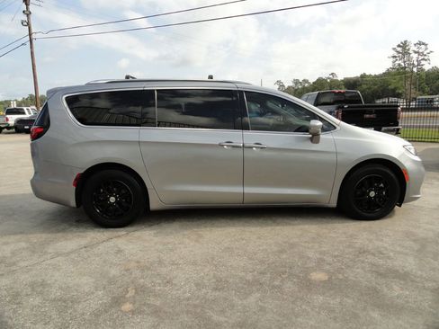 Used 2021 Chrysler Pacifica Touring-L image 5