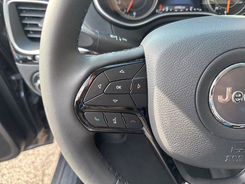 Used 2023 Jeep Cherokee Altitude Lux image 30