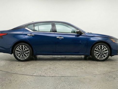 Used 2025 Nissan Altima 2.5 SV image 11